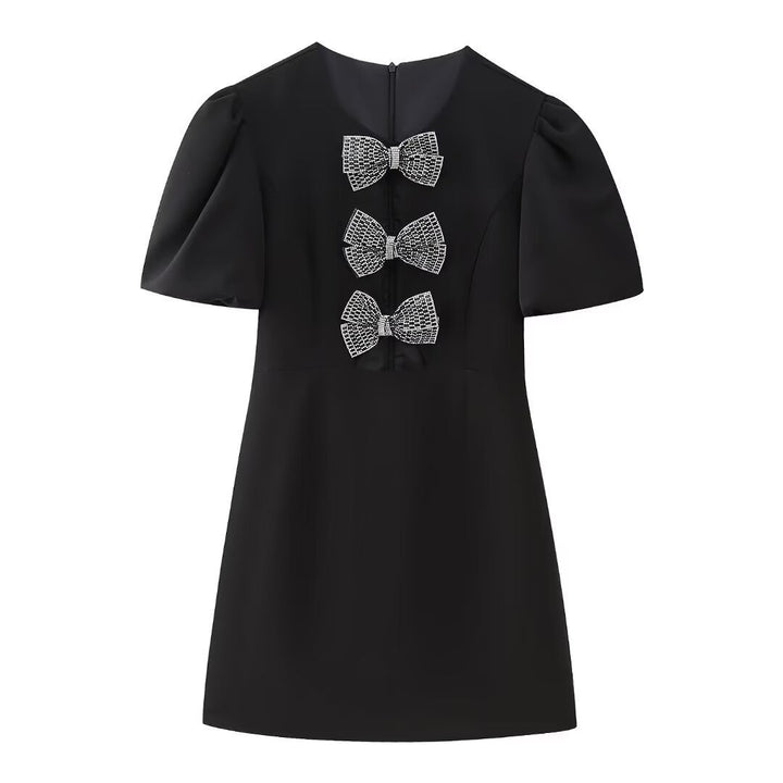 Damekjole med struktureret design og elegante sløjfeapplikationer Stilla