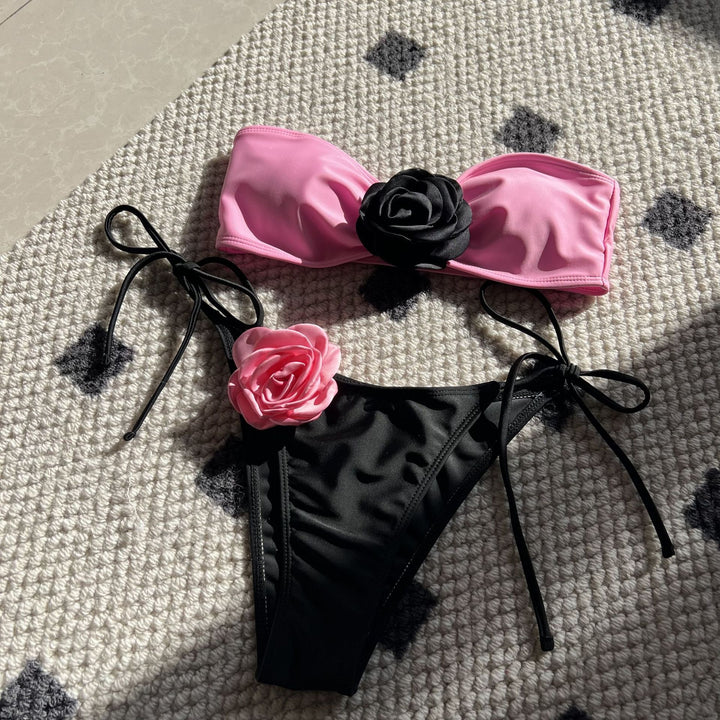 Dame Bandeau-Bikini med romantiske blomster-applikationer Stilla