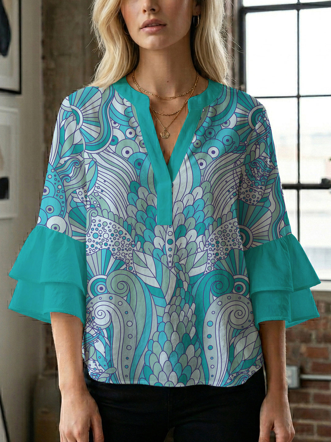 Dame bluse med voluminøse blondererm og kreativt floraldesign Skovae