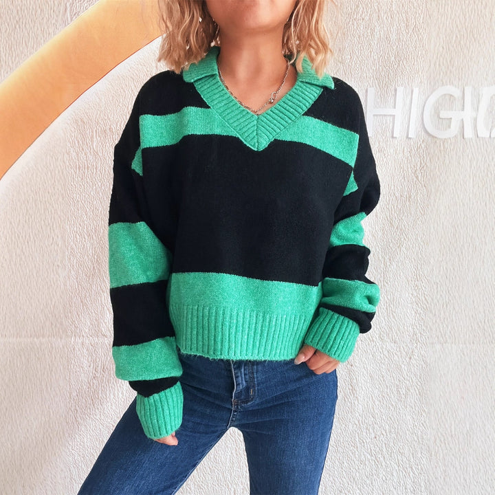 Kvinde strikket sweater med V-hals og stilfulde blokstriber Stilla