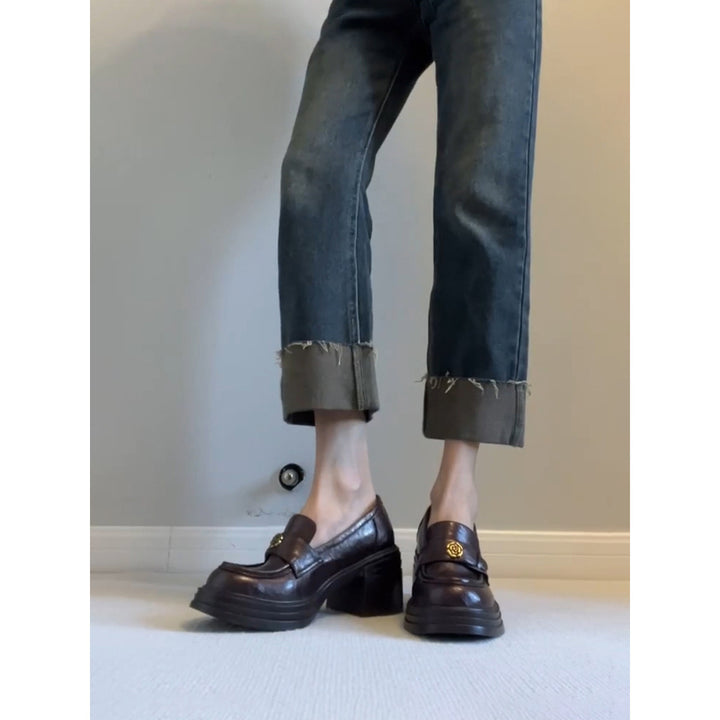 Dame Chunky Heel Slipper med dekorativt emblem Stilla