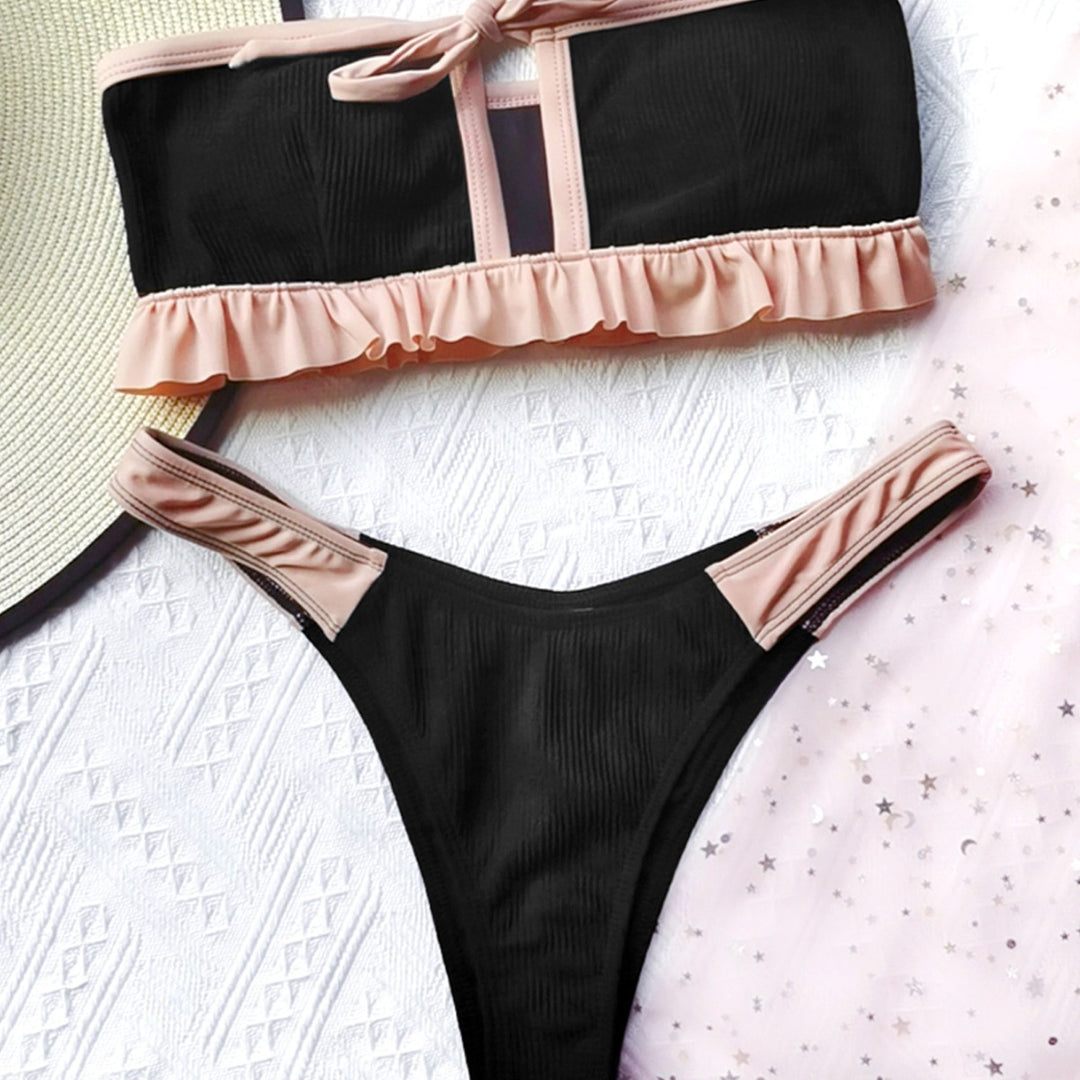 Dame Bandeau-Bikini med legende flæsekant og innovativ snøring Stilla