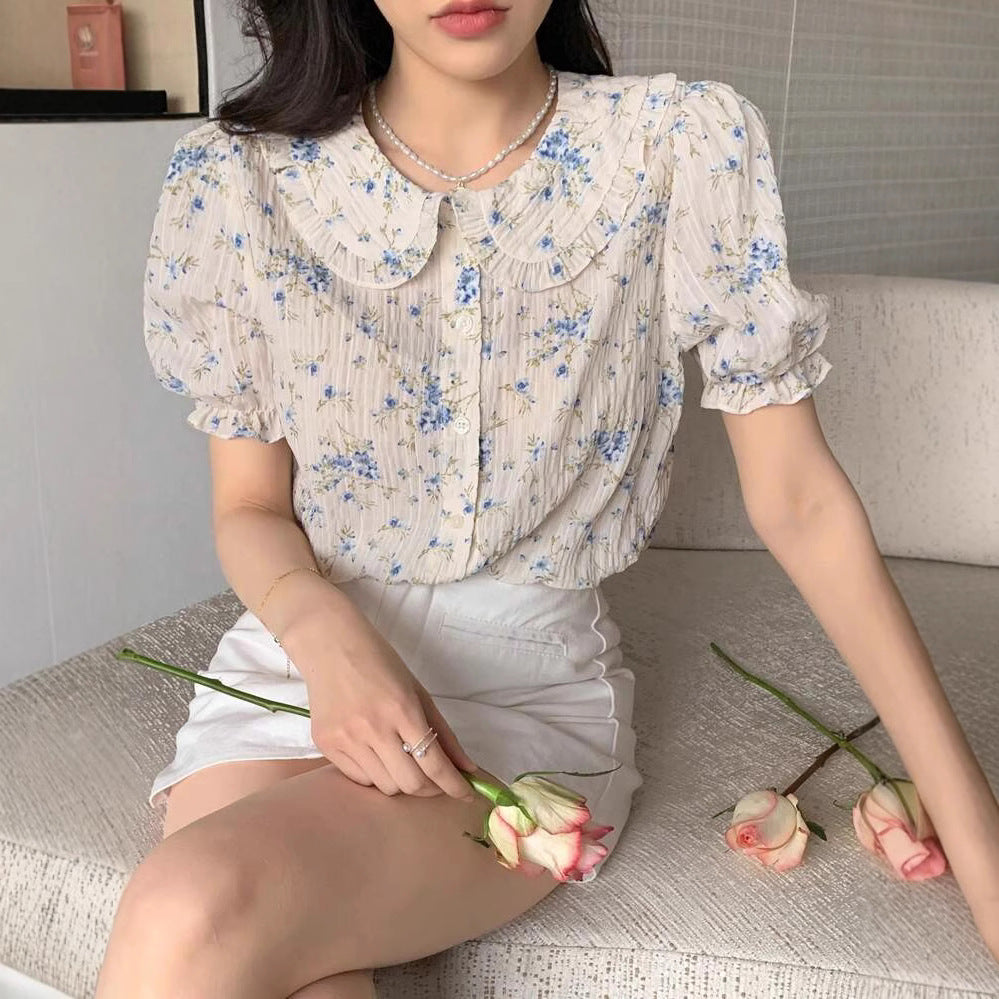 Damebluse med flæsekant og blomstermønster Stilla