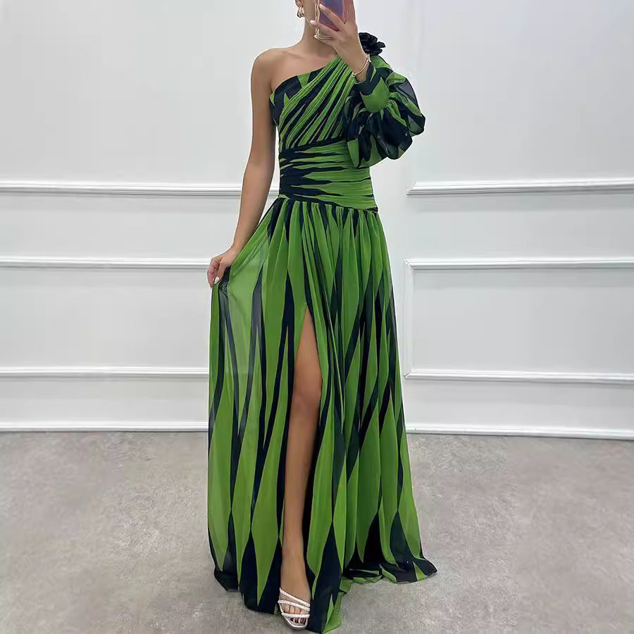 Dame Elegant aftenkjole med asymmetrisk design og høj split Stiila