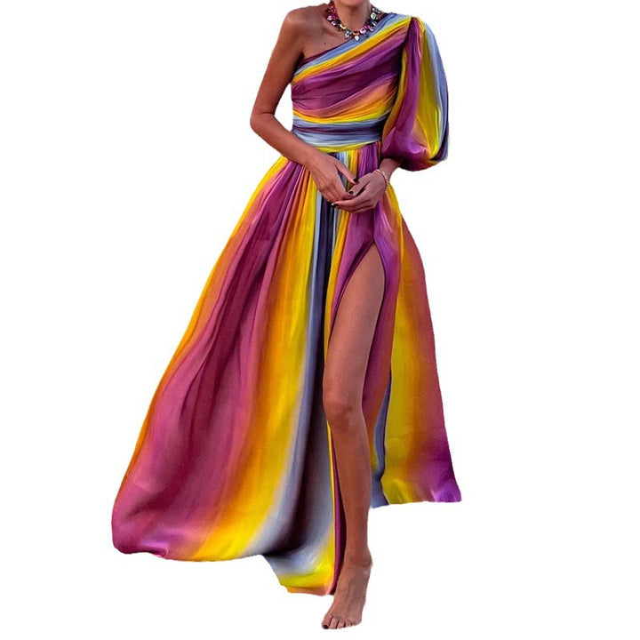 Dame maxi kjole med asymmetrisk strop og elegant slids Skovae