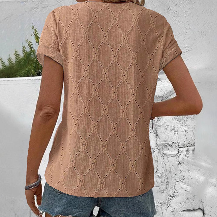 Damebluse med kunstnerisk hulmønster og fashionable knapdetaljer Stilla
