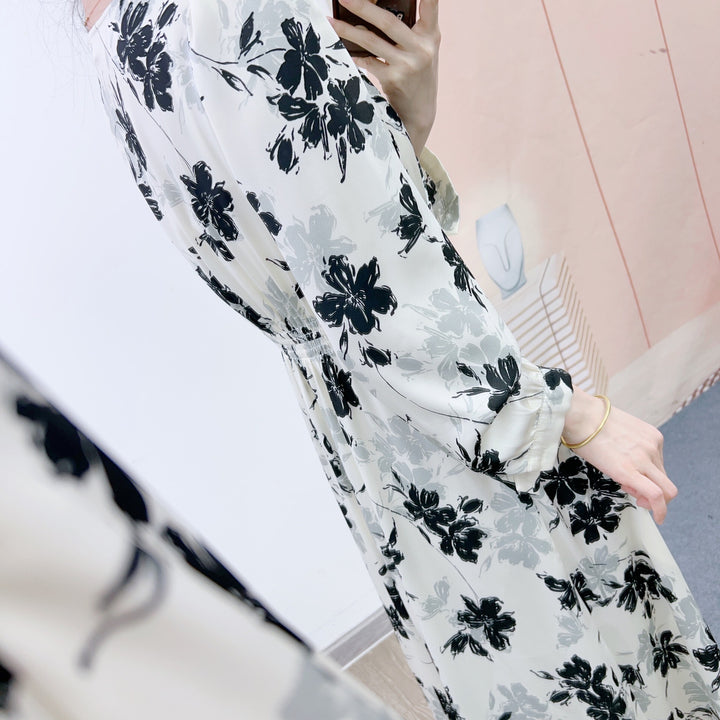 Dame omslagkjole med elegant blomsterprint og sart V-udskæring Stilla