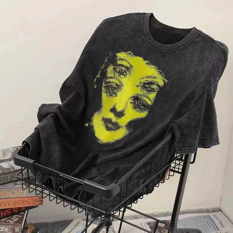 Dame T-shirt med unikt kunstnerisk ansigtsdesign og afslappet skæring Stilla