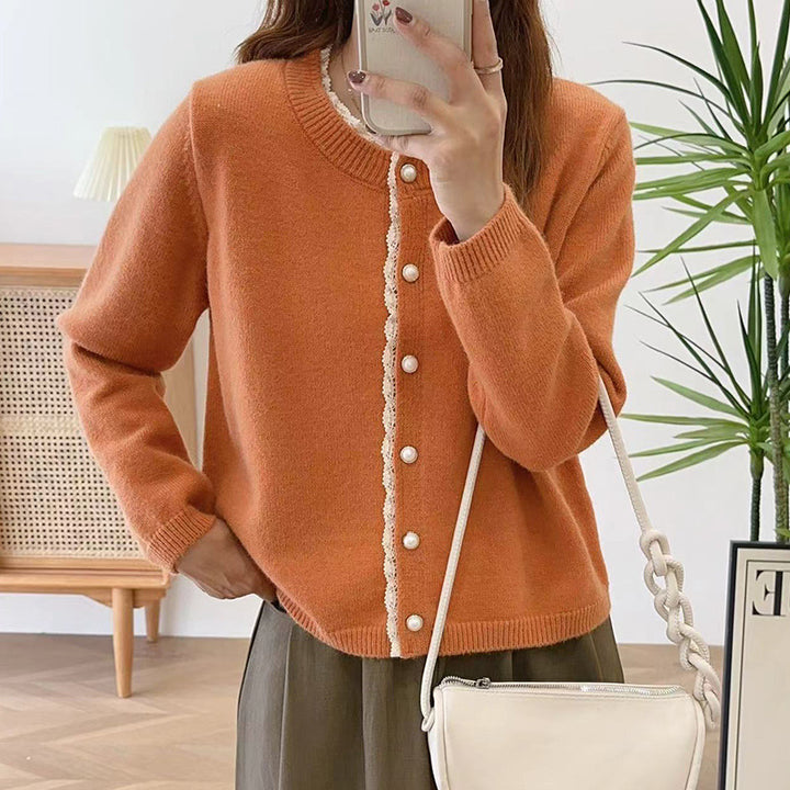 Kvinders cardigan med blonder og smukke perleknapper Stilla