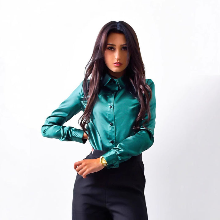 Dame elegant satinbluse med klassisk krave og knapdetaljer Stilla