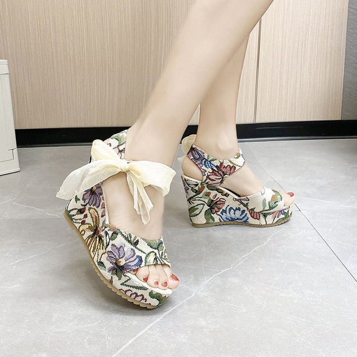 Dame Wedge-sandaler med blomstermotiv og elegant sløjfe-detalje Stilla