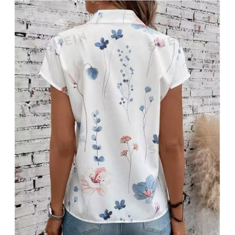 Damebluse med blomstermønster og unik knapdetalje, kortærmet Stilla
