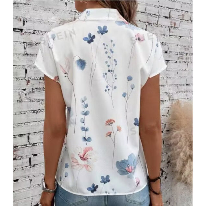 Damebluse med blomstermønster og unik knapdetalje, kortærmet Stilla