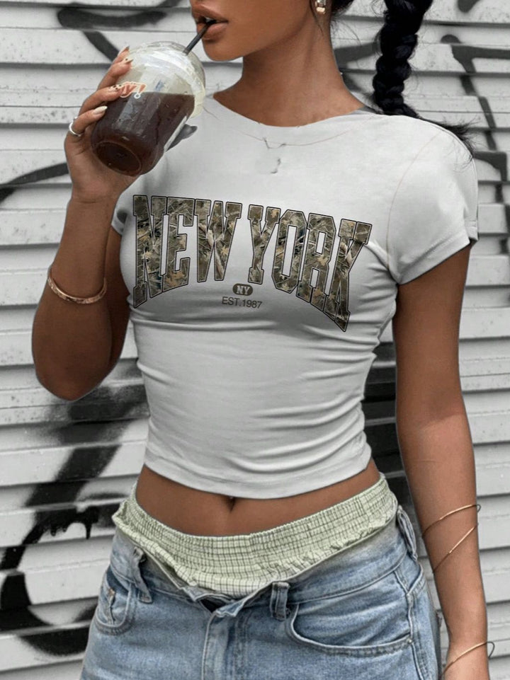 Dame Crop-T-Shirt med iøjnefaldende New York grafiktryk Skovae