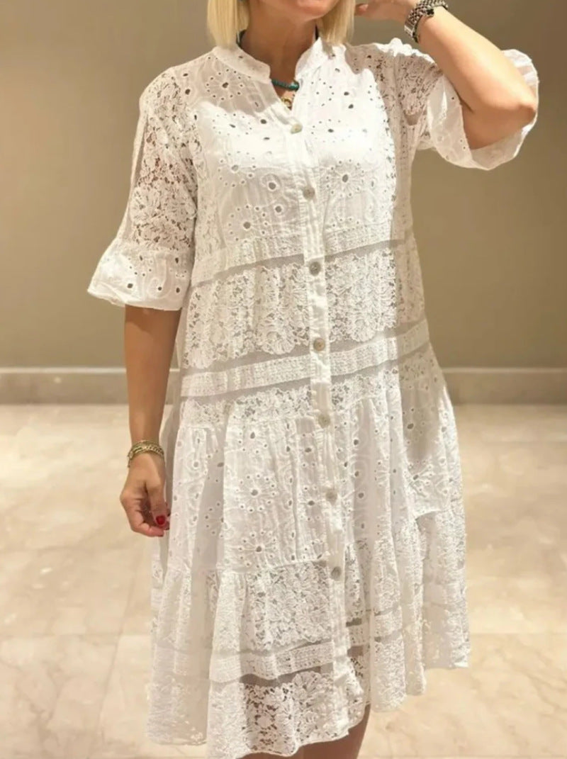 Dame nan romantisk midikjole med broderi-anglaise, knaplukket overdel, stående krave, halvlange flæseærmer og trinvist søm Skovae