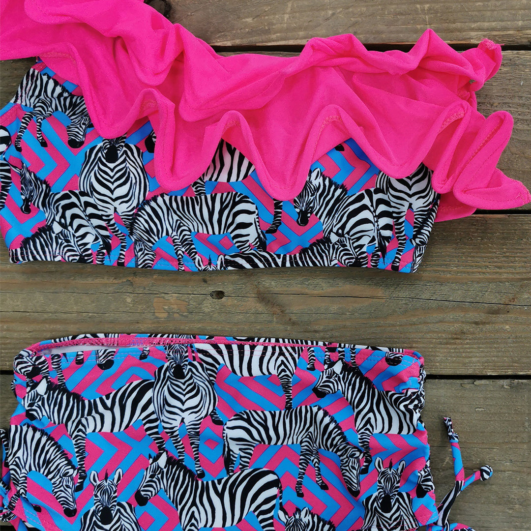Dame bikini-sæt med voluminøse flæsedetaljer og trendy zebra-mønster Stilla