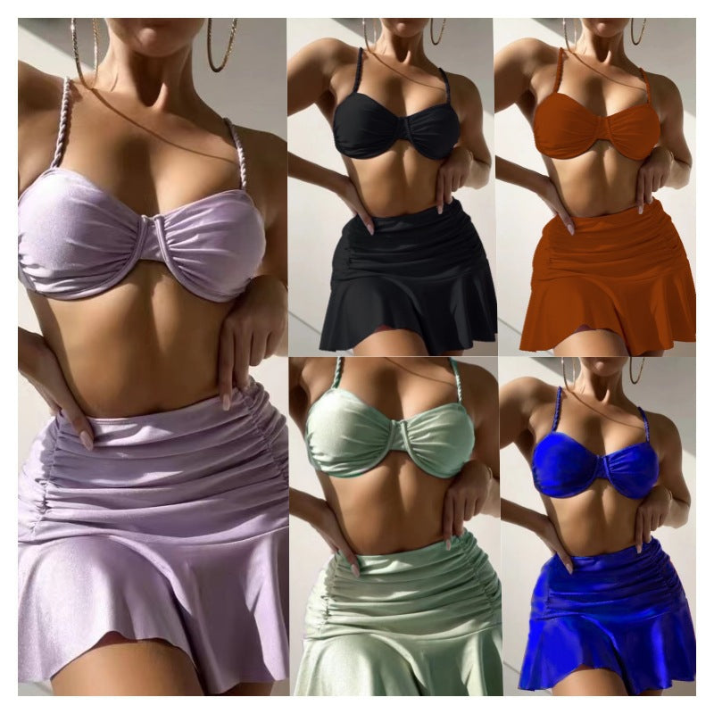 Dame bikini-sæt med flagrende nederdel og raffineret krydsbærer-design Stilla