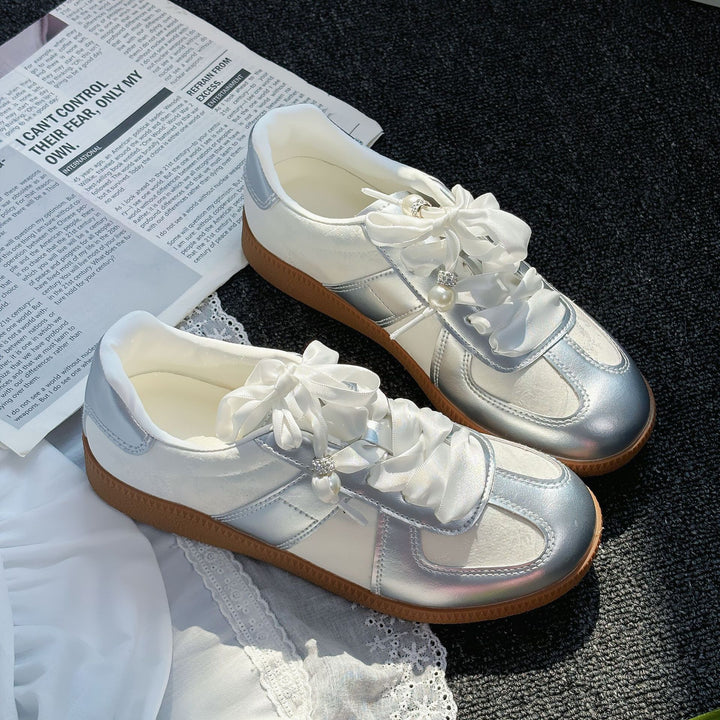 Dame sneakers med elegante satin snørebånd og moderne metallic overflade Stilla