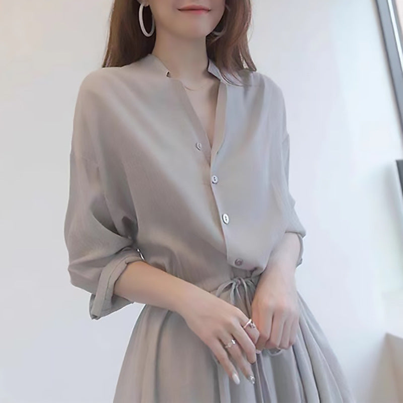 Damebluse med taljerbar knude og elegante detaljer Stilla