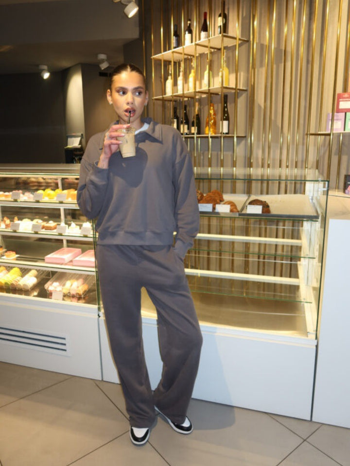 Kvinders loungewear dragt lavet af blødt fleece med polo krave og lige bukser Skovae