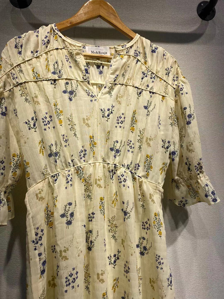 Dame luftig bluse med florale accenter og flæse detaljer Stilla