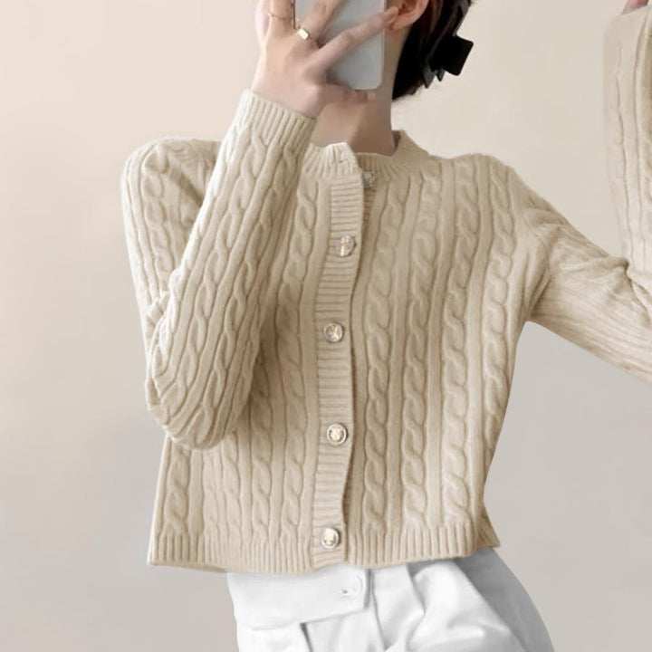 Kvinders chunky strikket cardigan med knaplukning og smuk kabelmønster Stilla
