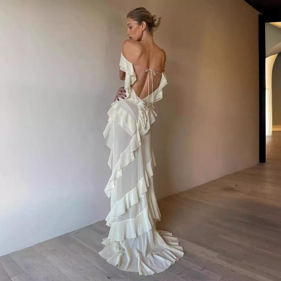 Kvinders aftenkjole med romantiske flæsedetaljer og off-shoulder design