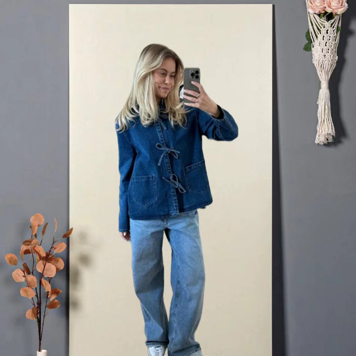 Dame denim jakke med dekorative sløjfer og praktiske lommer