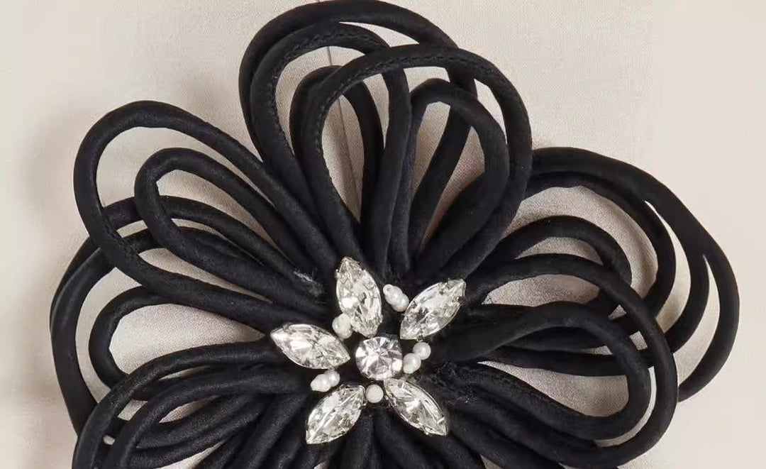 Damekjole med struktureret bustier og blomsterdesign Stilla
