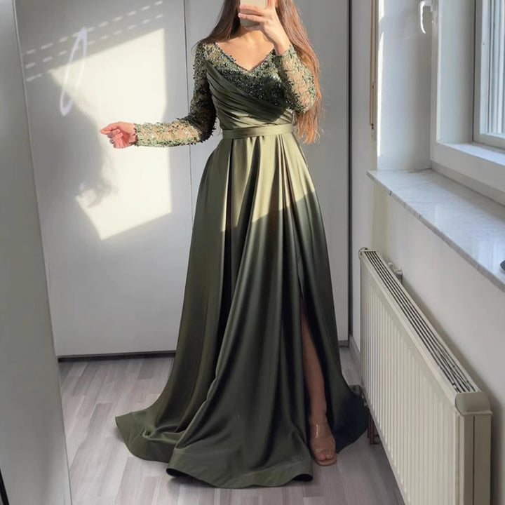 Dame Elegant aftenkjole med skinnende overdel og sideslits Stilla