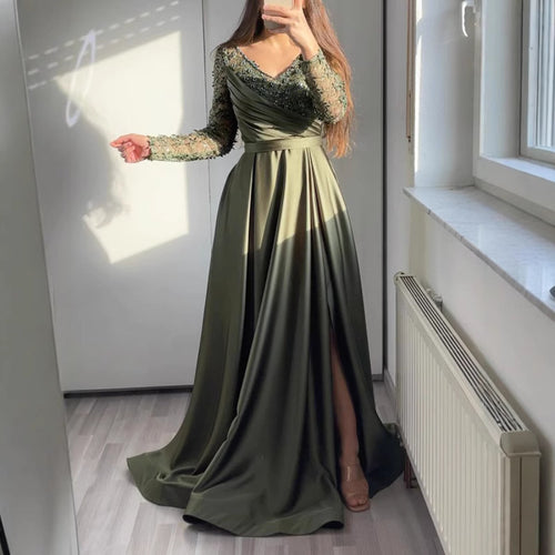 Dame Elegant aftenkjole med skinnende overdel og sideslits Stilla