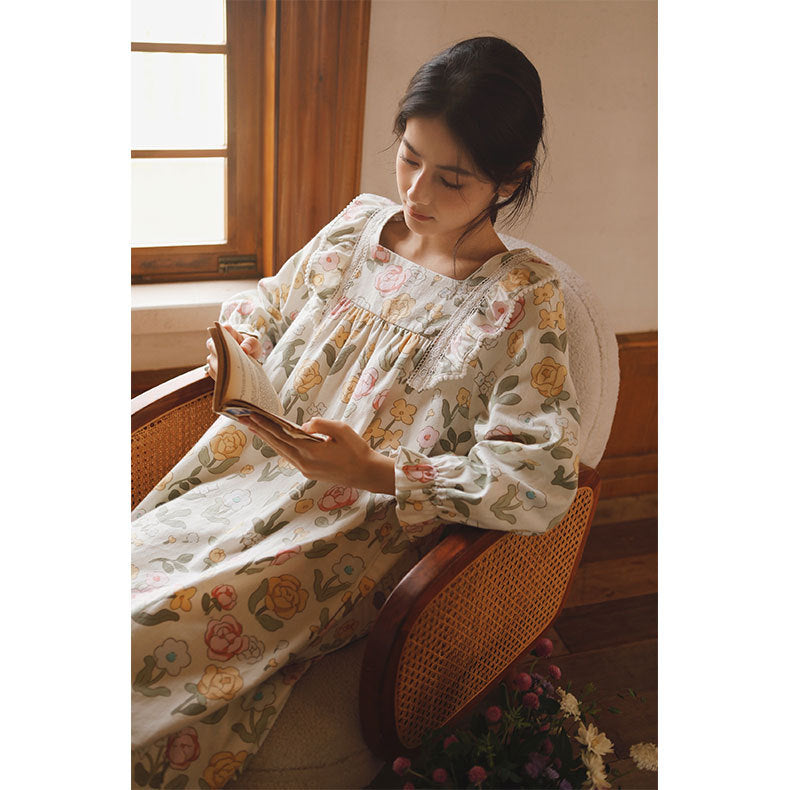Dame natkjole med elegant blomsterprint og romantiske detaljer Stilla