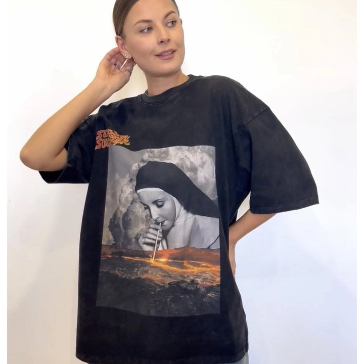 Dame T-shirt med kreativ fotoprint og oversized pasform Stilla