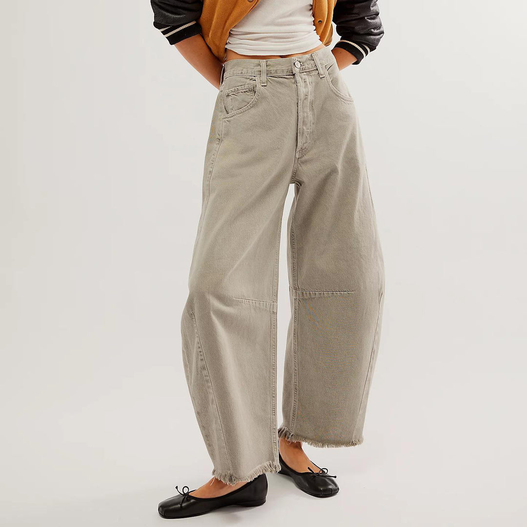 Damevidde jeans med moderigtigt slag og frynset kanter Stilla