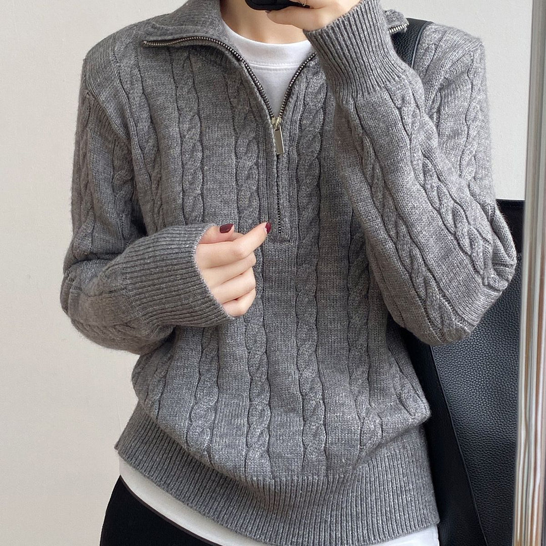 Kvinders strikkede sweater med kabeldesign og moderne stående krave Stilla