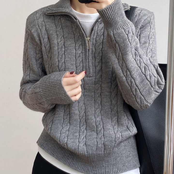 Kvinders strikkede sweater med kabeldesign og moderne stående krave Stilla