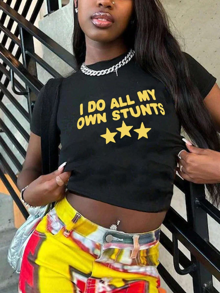 Dame Crop-Top med kreativ grafisk design og moderne skrift Skovae