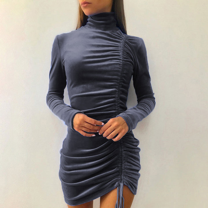 Dame tætsiddende mini-kjole med rullekrave og drapering Stilla