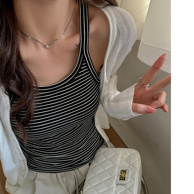Dame Rund hals tanktop i elastisk stribet stof med figursyet snit Stilla