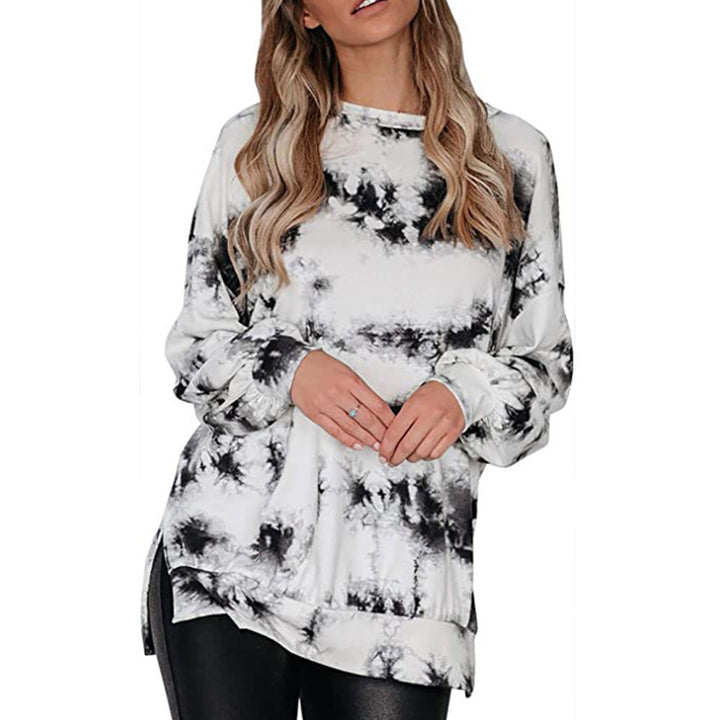 Dame afslappet sweatshirt med moderne tie-dye mønster og asymmetrisk kant Stilla