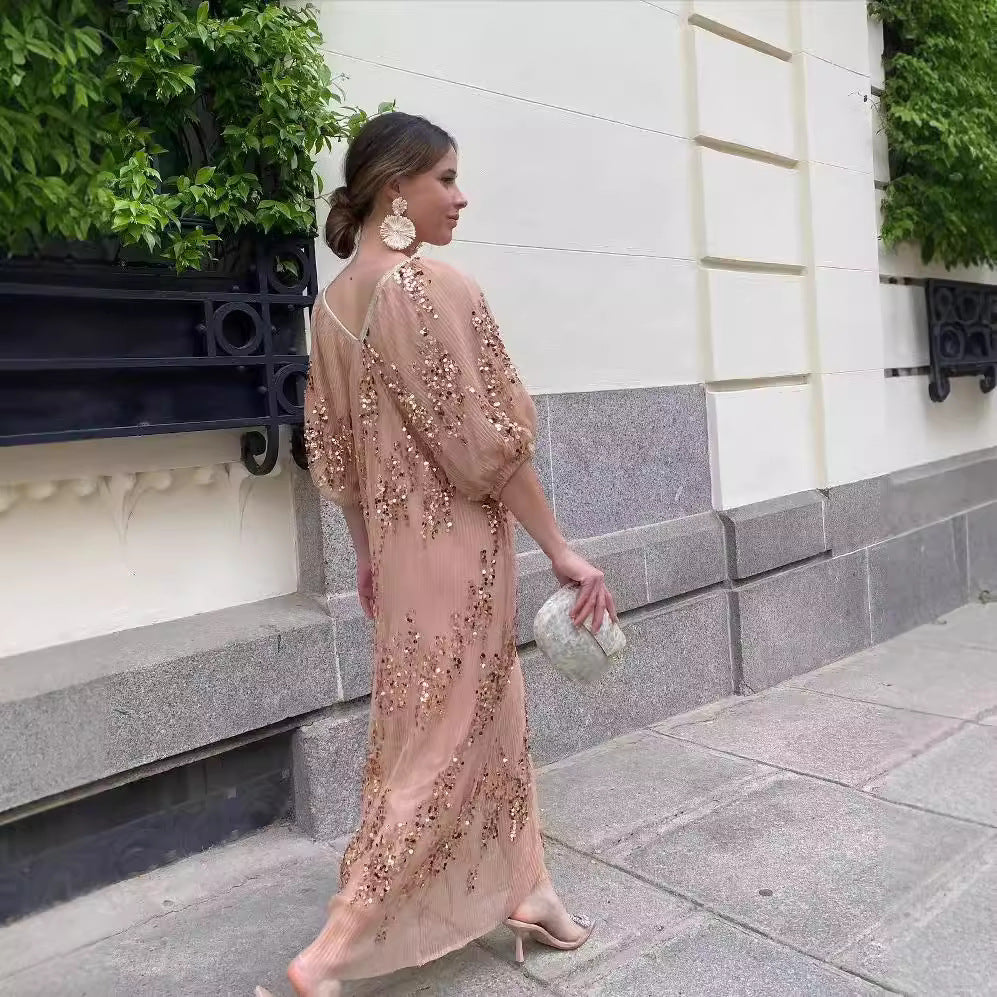 Dame maxikjole med en elegant V-udskæring og luftige puffærmer Stilla