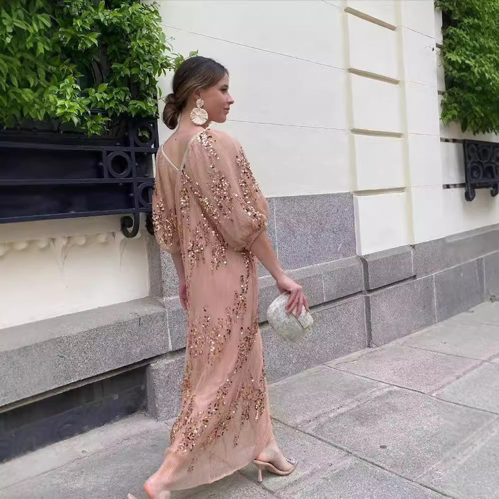 Dame maxikjole med en elegant V-udskæring og luftige puffærmer Stilla