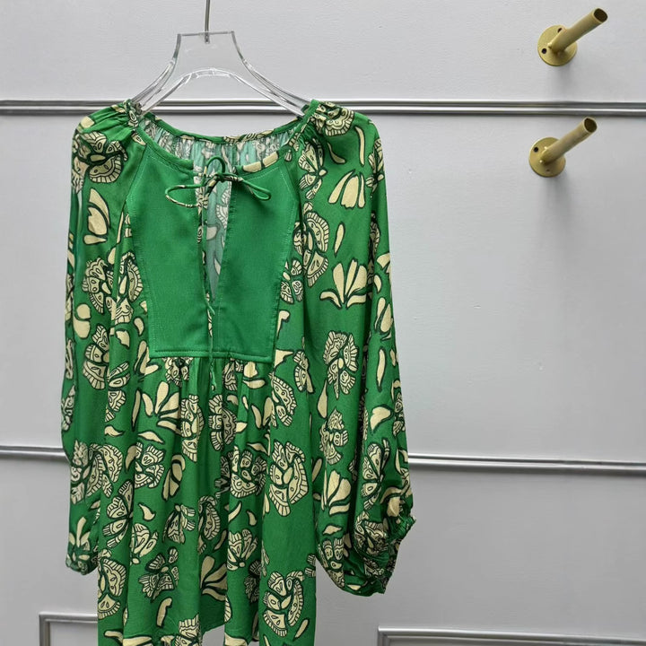 Damebluse med blomstermønster og bindedetalje Stilla
