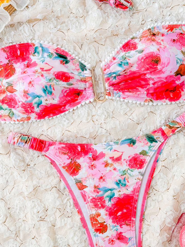 Dame bikini-sæt med blomstertriangel-top og sensuelle lavtalje-trusser Stilla