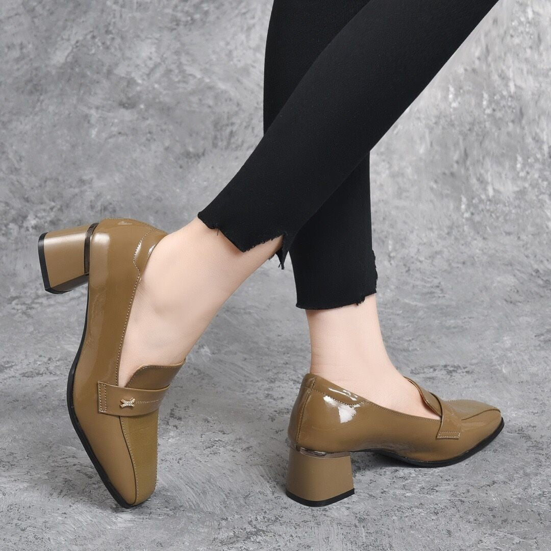 Dame elegante loafers med glinsende lakoverflade og komfortabel blokhæl Stilla