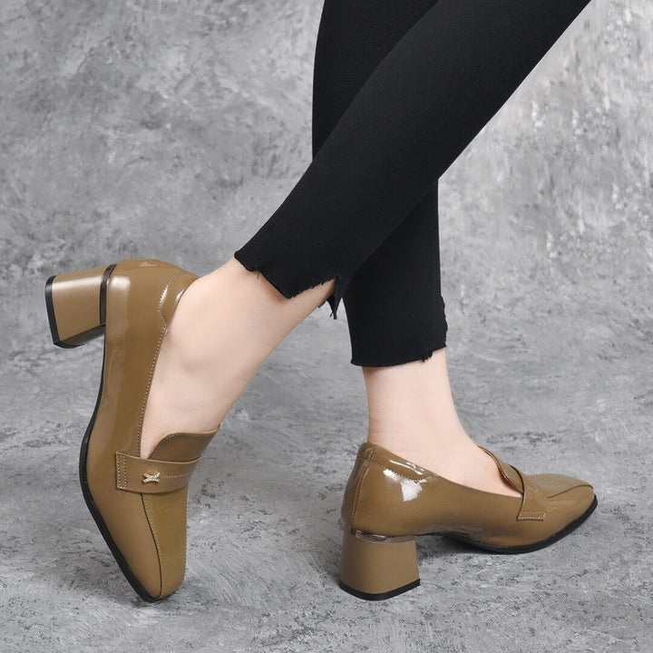Dame elegante loafers med glinsende lakoverflade og komfortabel blokhæl Stilla