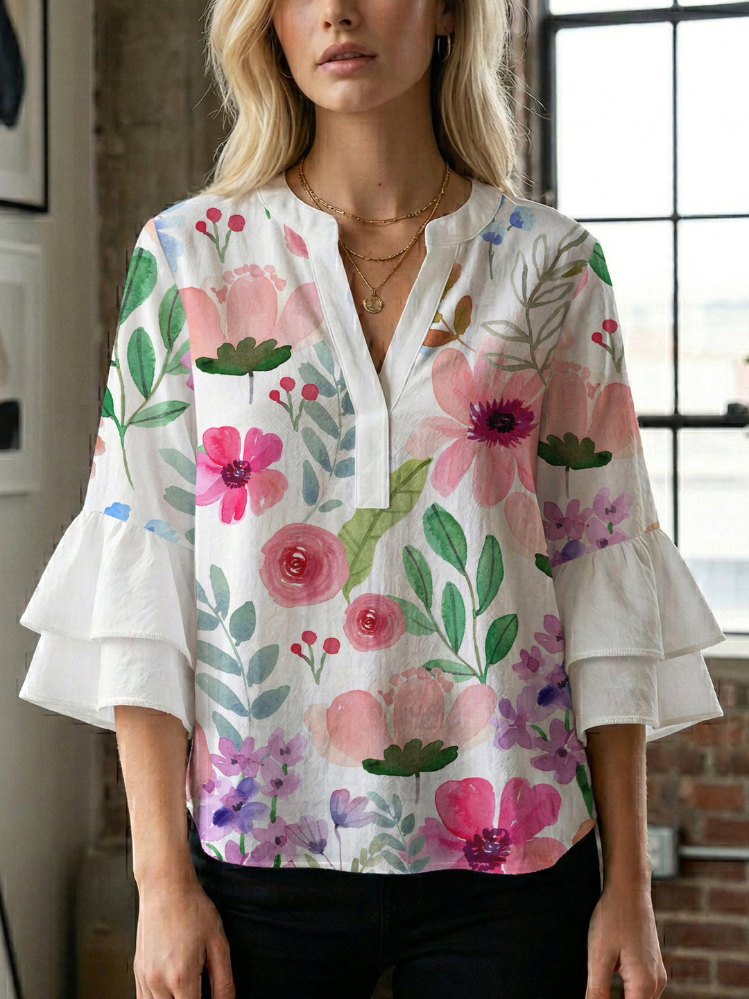 Dame elegant top med voluminøse flæsekanter og blomsterdesign Skovae
