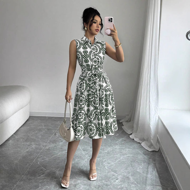 Dame Midi-kjole med blomstertryk og figursyet design Stilla