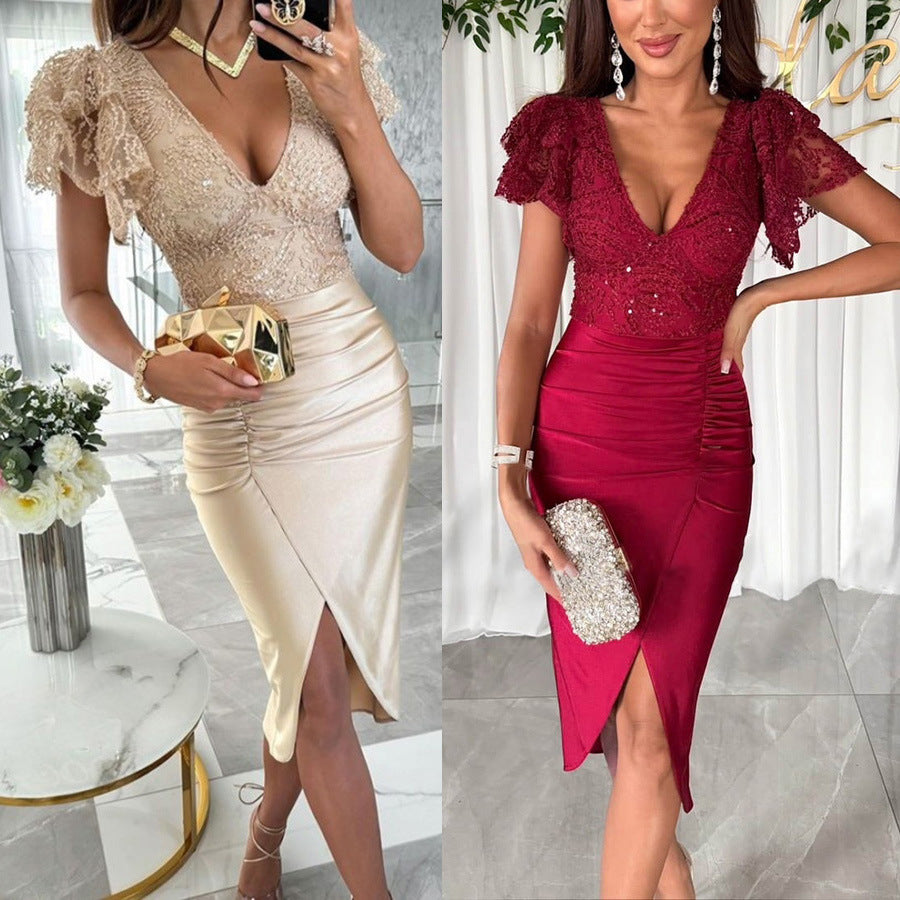 Dame elegant omslagskjole med skinnende overflade og flæseærmer Stiila