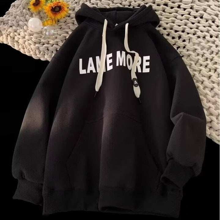 Kvinders hoodie med moderne bogstaver og eksklusiv design Skovae